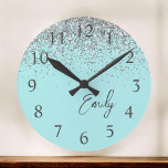 Relógio Grande Girly Aqua Blue Silver Monograma<br><div class="desc">Garota Azul Aqua e Silver Sparkle Glitter escovado Script Monograma Clock. Isto faz o doce e perfeito aniversário de 16 anos,  casamento,  chá de panela,  aniversário,  chá de fraldas ou festa de solteira presente para alguém que ama luxo de luxo e estilos quíticos.</div>