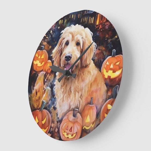 Relógio Grande Goldendoodle do Halloween Com Pumpkins Assustado (Ângulo)