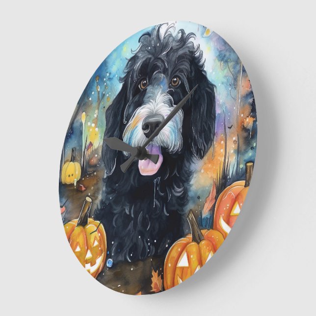 Relógio Grande Halloween Bernedoodle Com Pumpkins Assustado (Ângulo)