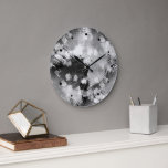 Relógio Grande Hip Modern Black Cinza White Abstrato de Arte Geom<br><div class="desc">Simples e belo padrão moderno de arte do pincel preto, branco, médio claro e cinza escura. Design de sotaque de decor chic home para o moderno e o moderno motif, ou amante do motif de arte industrial. Design único, bonito, decorativo, em moda e em moda para o decorador profissional e...</div>