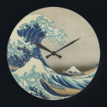 Relógio Grande Hokusai - A onda do Excelente de Kanagawa<br><div class="desc">A Onda de Excelente de Kanagawa (神 奈 沖 浪 裏 Kanagawa Oki Nami Ura, "Sob uma Onda de Kanagawa"), também conhecida como A Onda de Excelente ou simplesmente A Onda, é um impressão de bloco de madeira do artista japonês Hokusai. Um exemplo de arte ukiyo-e, foi publicada entre 1830...</div>