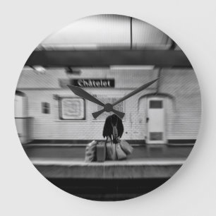 Relógio Grande Homem com sacos de compras no metrô (Chatelet)