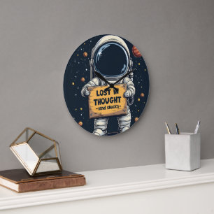 Relógio Grande Ilustração Divertida de Astronauta Perdido no Pens