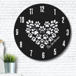 Relógio Grande Impressões personalizadas de pata cardíaca<br><div class="desc">Personalize o texto e até a cor do fundo! Ou remova o texto para ser simples. Este design de impressão de pata giro é excelente para amantes de animais de estimação em todos os lugares, apresentando uma forma cardíaca composta por impressões de pata branca contra um fundo preto clássico. A...</div>