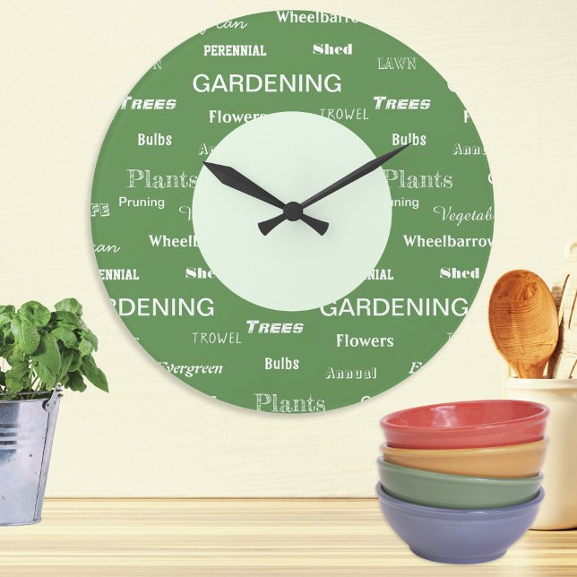 Relógio Grande Jardim de Palavras de Jardim Considerado Verde Pad (A stylish wall clock with gardening themed words in a repeat pattern, in white on green)