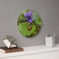 Ladybug em Flores de Violeta Doce