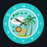 Relógio Grande Leão na selva com palmeiras personalizadas<br><div class="desc">Este relógio personalizado tem um design de criança fofo apresentando um leão,  duas palmeiras,  nuvem branca,  vinhas e folhas sobre fundo lacrimogênio. O texto personalizável permite adicionar um nome.</div>