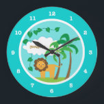 Relógio Grande Leão na selva com palmeiras personalizadas<br><div class="desc">Este relógio personalizado tem um design de criança fofo apresentando um leão,  duas palmeiras,  nuvem branca,  vinhas e folhas sobre fundo lacrimogênio. O texto personalizável permite adicionar um nome.</div>