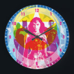 Relógio Grande Liga da Justiça| Pop Art. de grupos e logotipos<br><div class="desc">Confira os contornos da Liga da Justiça em um design retrô,  CMYK,  inspirado no litógrafo,  com a Trinidade (Mulher Maravilha,  Batman e Super-Homem) na frente e em detalhes de mais alto. O logotipo do nome da Liga da Justiça é escrito abaixo em uma fonte divertida e com estilo retro.</div>