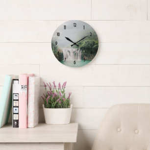 Relógio Grande Linda cachoeira em uma floresta de montanha