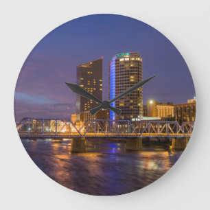 Relógio Grande Linha Do Céu Em Dusk, No Grande Rio