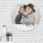 Relógio Grande Mãe - Foto Estabelecida<br><div class="desc">Simples Mãe Personalizada Relógio De Parede. Comemore a maternidade com este relógio minimalista com uma grande foto do outro lado do centro para uma aparência limpa e moderna. Abaixo da foto, a palavra "mãe" aparece em uma fonte serif minúscula em uma banda branca para um toque quente e divertido. Você...</div>