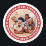 Relógio Grande Mãe Incrível Desde 20XX Foto Simples Moderna<br><div class="desc">Este design simples e moderno é composto por tipografia de serifa e adiciona uma foto personalizada. Mãe incrível Desde 20XX circula a foto de sua mãe,  mãe,  mãe,  mãe etc. Este é um presente perfeito para sua mãe no aniversário,  dia de as mães,  natal,  etc.</div>