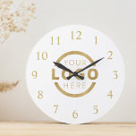 Relógio Grande Marca do Promocional de logotipo da empresa person<br><div class="desc">Adicione seu logotipo corporativo personalizado para criar um relógio exclusivo na parede. Torna um promocional de excelente oferecido ou presente corporativo para clientes,  fornecedores,  funcionários ou outras pessoas especiais. Escolha entre diferentes formas e tamanhos de relógio. Nenhuma quantidade mínima,  nenhuma taxa de configuração.</div>
