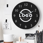 Relógio Grande Marca do Promocional de logotipo da empresa person<br><div class="desc">Adicione seu logotipo corporativo personalizado para criar um relógio exclusivo na parede. Torna um promocional de excelente oferecido ou presente corporativo para clientes,  fornecedores,  funcionários ou outras pessoas especiais. Escolha entre diferentes formas e tamanhos de relógio. Nenhuma quantidade mínima,  nenhuma taxa de configuração.</div>