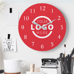 Relógio Grande Marca do Promocional de logotipo da empresa person<br><div class="desc">Adicione seu logotipo corporativo personalizado para criar um relógio exclusivo na parede. Torna um promocional de excelente oferecido ou presente corporativo para clientes,  fornecedores,  funcionários ou outras pessoas especiais. Escolha entre diferentes formas e tamanhos de relógio. Nenhuma quantidade mínima,  nenhuma taxa de configuração.</div>
