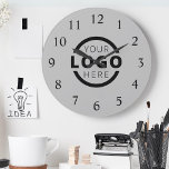 Relógio Grande Marca do Promocional de logotipo da empresa person<br><div class="desc">Adicione seu logotipo corporativo personalizado para criar um relógio exclusivo na parede. Torna um promocional de excelente oferecido ou presente corporativo para clientes,  fornecedores,  funcionários ou outras pessoas especiais. Escolha entre diferentes formas e tamanhos de relógio. Nenhuma quantidade mínima,  nenhuma taxa de configuração.</div>