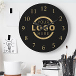 Relógio Grande Marca do Promocional de logotipo da empresa person<br><div class="desc">Adicione seu logotipo corporativo personalizado para criar um relógio exclusivo na parede. Torna um promocional de excelente oferecido ou presente corporativo para clientes,  fornecedores,  funcionários ou outras pessoas especiais. Escolha entre diferentes formas e tamanhos de relógio. Nenhuma quantidade mínima,  nenhuma taxa de configuração.</div>