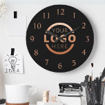 Relógio Grande Marca do Promocional de logotipo da empresa person<br><div class="desc">Adicione seu logotipo corporativo personalizado para criar um relógio exclusivo na parede. Torna um promocional de excelente oferecido ou presente corporativo para clientes,  fornecedores,  funcionários ou outras pessoas especiais. Escolha entre diferentes formas e tamanhos de relógio. Nenhuma quantidade mínima,  nenhuma taxa de configuração.</div>