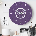 Relógio Grande Marca do Promocional de logotipo da empresa person<br><div class="desc">Adicione seu logotipo corporativo personalizado para criar um relógio exclusivo na parede. Torna um promocional de excelente oferecido ou presente corporativo para clientes,  fornecedores,  funcionários ou outras pessoas especiais. Escolha entre diferentes formas e tamanhos de relógio. Nenhuma quantidade mínima,  nenhuma taxa de configuração.</div>