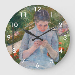 Relógio Grande Mary Cassatt - Menina costurando em um Jardim