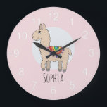 Relógio Grande Meninas Cute Pink Rainbow Lama e Nome Crianças<br><div class="desc">Este relógio bonito e tenso,  cor-de-rosa,  apresenta uma magnífica e desenhada à mão no arco-íris lama. Esta design também apresenta um lugar para você adicionar um nome. O perfeito lama temia design para qualquer quarto de criança ou berçário de bebê!</div>