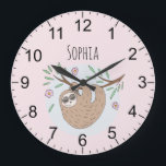 Relógio Grande Meninas Rosa Bonitas Dormindo Lama e Meninos<br><div class="desc">Este lindo e giro relógio para crianças apresenta um belo desenho desenhado à mão sobre preguiça dormindo com flores e folhas. Este design cor-de-rosa encantador também apresenta um lugar para você adicionar o nome da sua garota, e números claros e legíveis. A selva perfeita temida, design de vida selvagem para...</div>