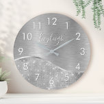Relógio Grande Metálico Personalizado Da Glitter De Prata Glam<br><div class="desc">Personalize facilmente este metal escovado prateado e um relógio de parede com padrão de brilho falso glamouroso com seu próprio nome personalizado.</div>