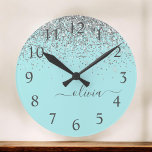 Relógio Grande Monograma de Prata Leve Azul Aqua<br><div class="desc">Azul Aqua - Relógio de Nome do Monograma de Leitura e Silver Sparkle Glitter Brugado Script. Isto faz o doce e perfeito aniversário de 16 anos,  casamento,  chá de panela,  aniversário,  chá de fraldas ou festa de solteira presente para alguém que ama luxo de luxo e estilos quíticos.</div>