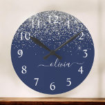 Relógio Grande Monograma de Sparkle Azul Girly Marinho de Prata<br><div class="desc">Marinho Azul e Silver Sparkle Glitter Brugado Script Monograma Name Clock. Isto faz o doce e perfeito aniversário de 16 anos,  casamento,  chá de panela,  aniversário,  chá de fraldas ou festa de solteira presente para alguém que ama luxo de luxo e estilos quíticos.</div>