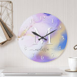 Relógio Grande Monograma Elegante de Pintura Dourada de Abstrato<br><div class="desc">Personalize facilmente este estilo glamouroso,  abstrato lilac,  tinta aquática e fundo de pulverização em ouro falso,  com os seus detalhes personalizados.</div>