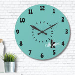 Relógio Grande Monograma Moderno Simples<br><div class="desc">Um monograma simples, mas divertido, fofo e moderno com iniciais e nome num círculo de traços. Um estilo preto e branco simples, mas você pode mudar qualquer uma das cores para torná-lo seu. Adicione um padrão atrás dele, ou apenas mantenha uma cor simples. Você pode até adicionar um encontro como...</div>