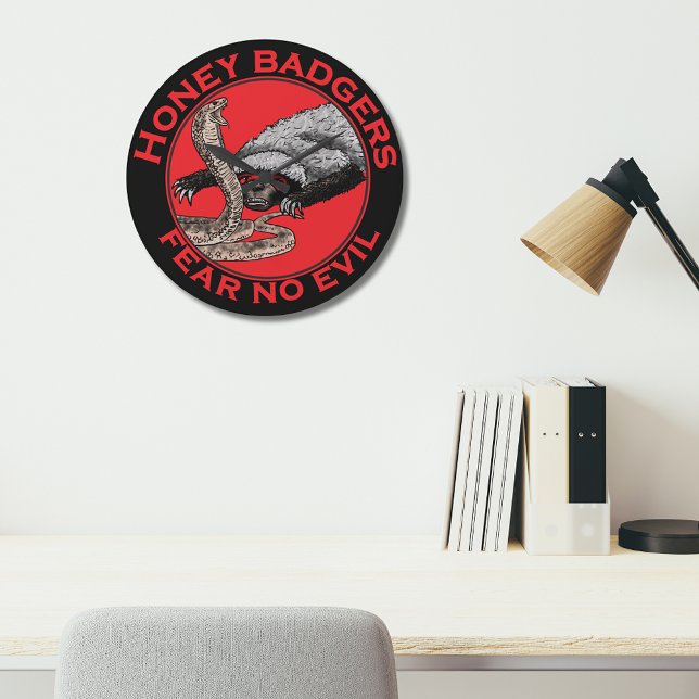 Relógio Grande Não teme Mau Badass Mel Badger Red Animal Art (Honey badgers fear no evil badass red and black wall clock with honey badger verses snake animal art)