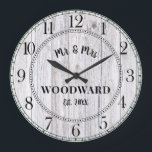 Relógio Grande Noivos Casados Personalizados Rústicos<br><div class="desc">Um relógio de parede de casamento rústico moderno com madeira de celeiro caiada de branco e data de estabelecimento,  com monograma em shiplap.</div>