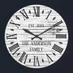 Relógio Grande Nome da família de madeiras em relevo russo Numera<br><div class="desc">Este design personalizado, único e bonito apresenta um fundo de madeira rústico e aflita com seu nome familiar e ano estabelecido na tipografia negra. Personalize este relógio adicionando suas próprias informações pessoais da família. Faz um excelente de casamento, aniversário ou presente de inauguração. Clique em "personalizar este modelo" para alterar...</div>