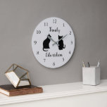 Relógio Grande Nome da família do gato preto moderno silhuettes<br><div class="desc">O gato preto moderno silhueta o nome da família Large Clock. Adicione seu próprio nome para personalizar.</div>
