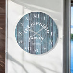 Relógio Grande Nome da família personalizada da madeira Rustic Be<br><div class="desc">O relógio azul no estilo da Casa da Praia de madeira é perfeito para sua casa de férias na praia. Personalize com seu nome de família e o ano estabelecido para um aniversário ou presente de Natal exclusivo e personalizado.</div>