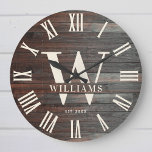 Relógio Grande Nome da Família Personalizada do Armazém Russo Mon<br><div class="desc">Nome da Família Personalizado, monograma e relógio Rustic Modern Wall estabelecido no ano em um design no estilo de uma fazenda tradicional com o rosto do relógio numeral romano e a placa de madeira escura / design de pano de fundo do escudo. Presente perfeito para recém-casados, presente de casamento ou...</div>
