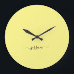 Relógio Grande Nome de script amarelo moderno grande clock<br><div class="desc">Relógio moderno com um fundo amarelo ensolarado e um nome de script feminino preto com letra de mão. Personalizar com seu nome</div>