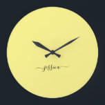 Relógio Grande Nome de script amarelo moderno grande clock<br><div class="desc">Relógio moderno com um fundo amarelo ensolarado e um nome de script feminino preto com letra de mão. Personalizar com seu nome</div>