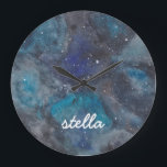 Relógio Grande Nome do Explorador de Espaço<br><div class="desc">Inspire o amante do espaço ou da ciência em sua vida com este relógio temático espacial que apresenta uma galáxia pintada à mão cheia de estrelas e planetas. Apresentando o nome do seu pequeno astronauta. Texto totalmente personalizável. Parte de uma coleção de estúdios de encomendas.</div>