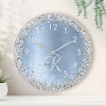 Relógio Grande Nome do Monograma da Glitter de Prata de Metal Bru<br><div class="desc">Personalize facilmente este design de relógio de parede chic com tendência,  com brilho prateado bonito em um fundo metálico azul escovado.</div>