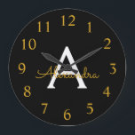 Relógio Grande Nome do Monograma da Rapariga do Script Moderno Do<br><div class="desc">Relógio de nome de script simples preto e Dourado. Isso faz o doce presente de 16 anos,  casamento,  chá de panela,  aniversário,  chá de fraldas ou festa de solteira perfeito para alguém que ama luxo de óculos e estilos quicos.</div>