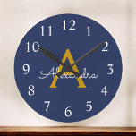 Relógio Grande Nome do Monograma da Rapariga do Script Moderno Do<br><div class="desc">Relógio de Nome do Monograma Simples de Script Azul e Dourado. Isto faz o doce e perfeito aniversário de 16 anos,  casamento,  chá de panela,  aniversário,  chá de fraldas ou festa de solteira presente para alguém que ama luxo de luxo e estilos quíticos.</div>
