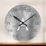 Relógio Grande Nome do Monograma de Metal Empurrado pela Garra de<br><div class="desc">A Brilhante Metálica de Folha de Silver Faux escovou o nome do monograma de metal e o relógio de parede de luxo inicial. Isso faz o doce presente de 16 anos, casamento, chá de panela, aniversário, chá de fraldas ou festa de solteira perfeito para alguém que ama luxo de óculos...</div>