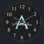 Relógio Grande Nome do Monograma de Rapariga Azul Azul Aqua<br><div class="desc">Relógio de Nome do Monograma de Script Simples Azul-Azul-Azul-Azul-Azul-Azul-Azul-Azul-Azul-Azul e Dourado. Isso faz o doce presente de 16 anos,  casamento,  chá de panela,  aniversário,  chá de fraldas ou festa de solteira perfeito para alguém que ama luxo de óculos e estilos quicos.</div>