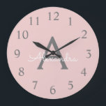 Relógio Grande Nome do Monograma de Rapariga de Script Moderno da<br><div class="desc">Relógio de Nome do Monograma de Script Simples de Cor Rosa e Cinza. Isso faz o doce presente de 16 anos,  casamento,  chá de panela,  aniversário,  chá de fraldas ou festa de solteira perfeito para alguém que ama luxo de óculos e estilos quicos.</div>