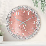 Relógio Grande Nome do Monograma do Glitter Metálico Brutado Dour<br><div class="desc">Personalize facilmente esse design de relógio de parede em chic com brilho bonito prateado em um fundo metálico escovado de rosa dourado.</div>