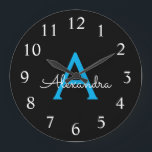 Relógio Grande Nome do Monograma Girly de Script Preto Azul<br><div class="desc">Relógio de Nome do Script Simples Azul e Preto. Isto faz o doce e perfeito aniversário de 16 anos,  casamento,  chá de panela,  aniversário,  chá de fraldas ou festa de solteira presente para alguém que ama luxo de luxo e estilos quíticos.</div>