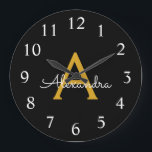 Relógio Grande Nome do Monograma Rapariga de Script Moderno Doura<br><div class="desc">Relógio de Nome do Monograma Simples Preto e Dourado. Isto faz o doce e perfeito aniversário de 16 anos,  casamento,  chá de panela,  aniversário,  chá de fraldas ou festa de solteira presente para alguém que ama luxo de luxo e estilos quíticos.</div>